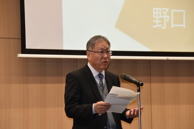 クロージングであいさつする野口学長