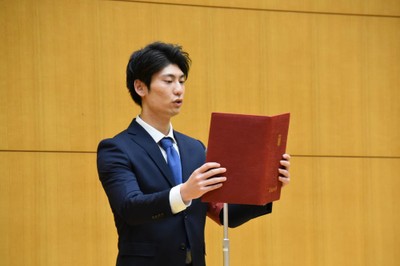 あいさつする長井・第49代会長
