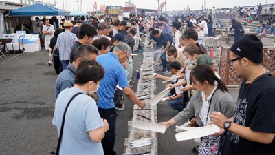 恒例の長い焼き場でみんなで焼く！