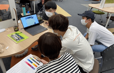 環境に配慮した商品について検討する総合社会学部生