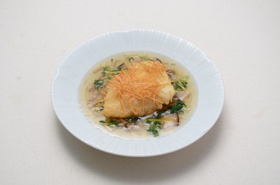 教職員食堂でのブルーシーフード第1弾提供メニュー「白身魚の素麺揚げ きのこあんかけ」
