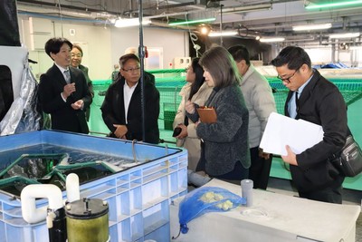 アカウニの養殖について説明を受ける視察団一行