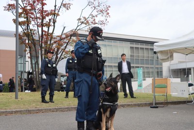 大学祭にて警察車両の展示および広報啓発ブースを出展2