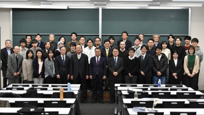 森和俊特任教授（前列中央）を囲んで
