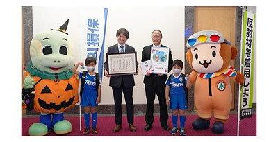 SBI損保、大分県の子どもたちの交通安全を願い反射材キーホルダーを寄贈