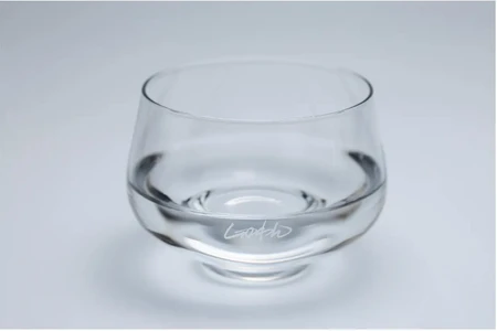 科学的に「刺激臭が減り」「フルーティーな香りが立つ」日本酒専用酒器SHUWANからグラスバージョンが登場！