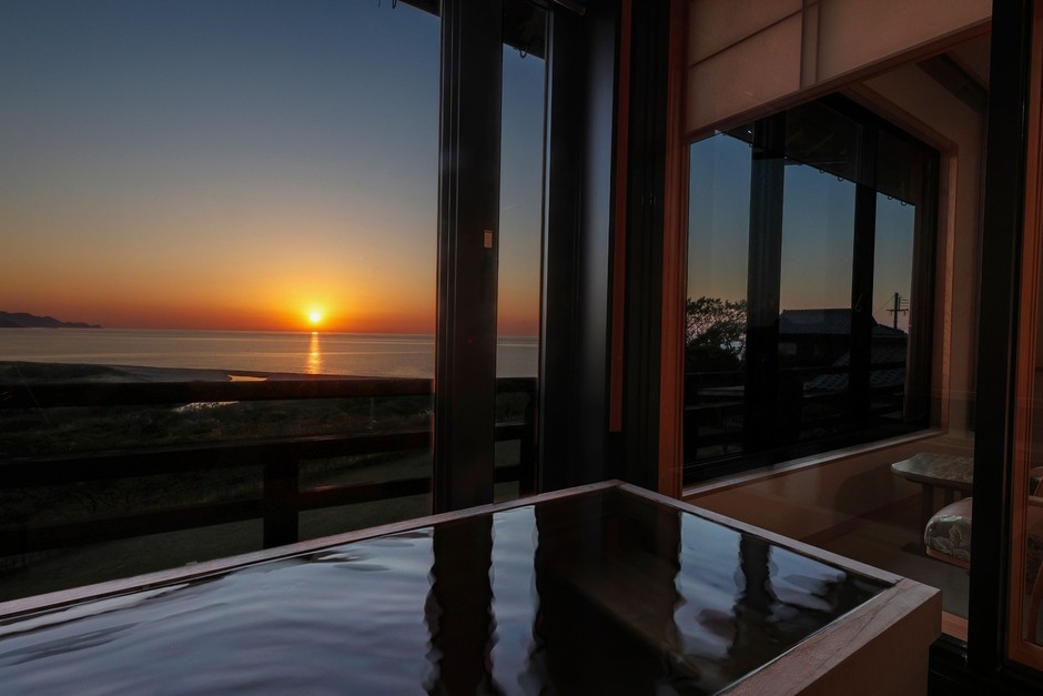 【海景・展望】温泉展望檜風呂付 和室（2階）｜夕日ヶ浦の夕景が、一年で最も美しく映える初夏。