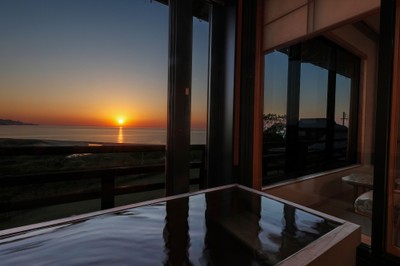 【海景・展望】温泉展望檜風呂付 和室（2階）｜夕日ヶ浦の夕景が、一年で最も美しく映える初夏。