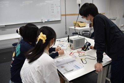 LEDが光る時の電圧を調べる