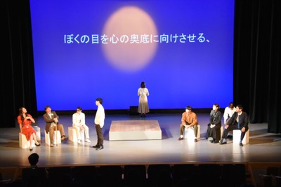 熱演を披露する学生たち 舞台奥の背景に字幕を映す