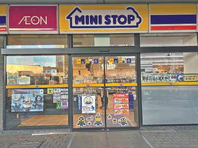 ミニオンステッカーで装飾された店舗 イメージ画像