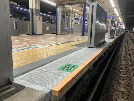 隙間対策を施したホーム先端