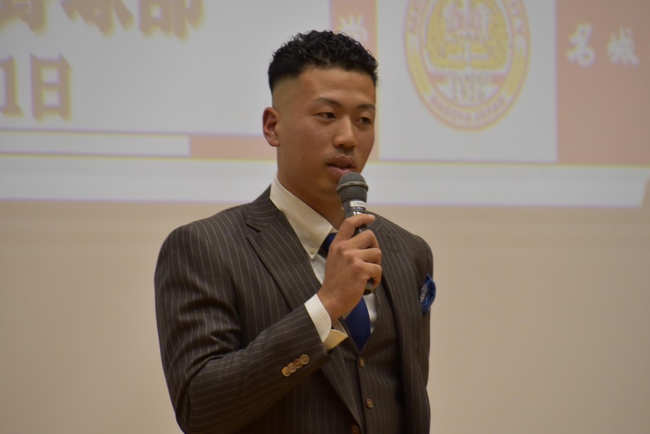 決意を述べる松本投手