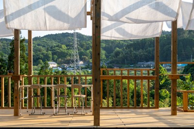 のどかな風景を一望できるウッドデッキ