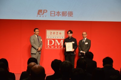 左より日本郵便 平木利親様、ジャルカード 小野達三様、研文社 渡辺大樹