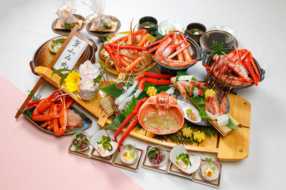 5月末頃までの季節限定「活け香住蟹コース」25,000 円。前菜、蟹刺し、刺身、甲羅味噌、陶板焼き、香住蟹味噌和えの包み焼き、蟹すき鍋、雑炊、香の物、デザート。
