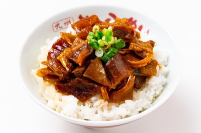 牛すじ丼 標準価格:580円(税込)