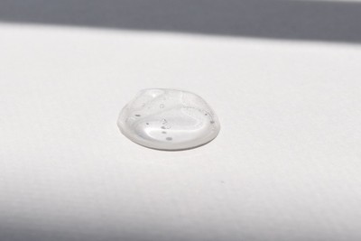 手によく馴染み、うるおいを保つジェルタイプ。