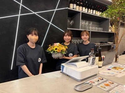 店長のすみれさん(真ん中)スタッフ(両サイド)