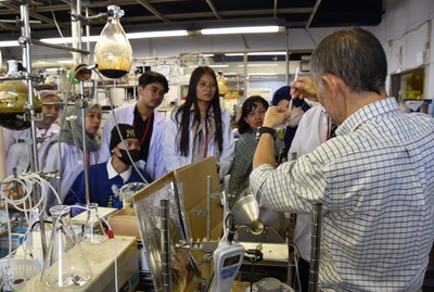実習で高谷准教授(右)の説明を聞くアイルランガ大学の学生ら