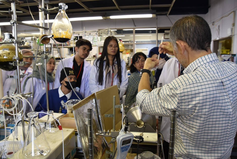 実習で高谷准教授(右)の説明を聞くアイルランガ大学の学生ら