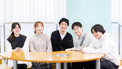 左から服部さん、諸戸さん、林さん、花井さん、牛山さん
