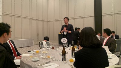 図11:懇親会で挨拶するオステムOICディレクターの東京銀座デンタルクリニック 金山 健夫先生