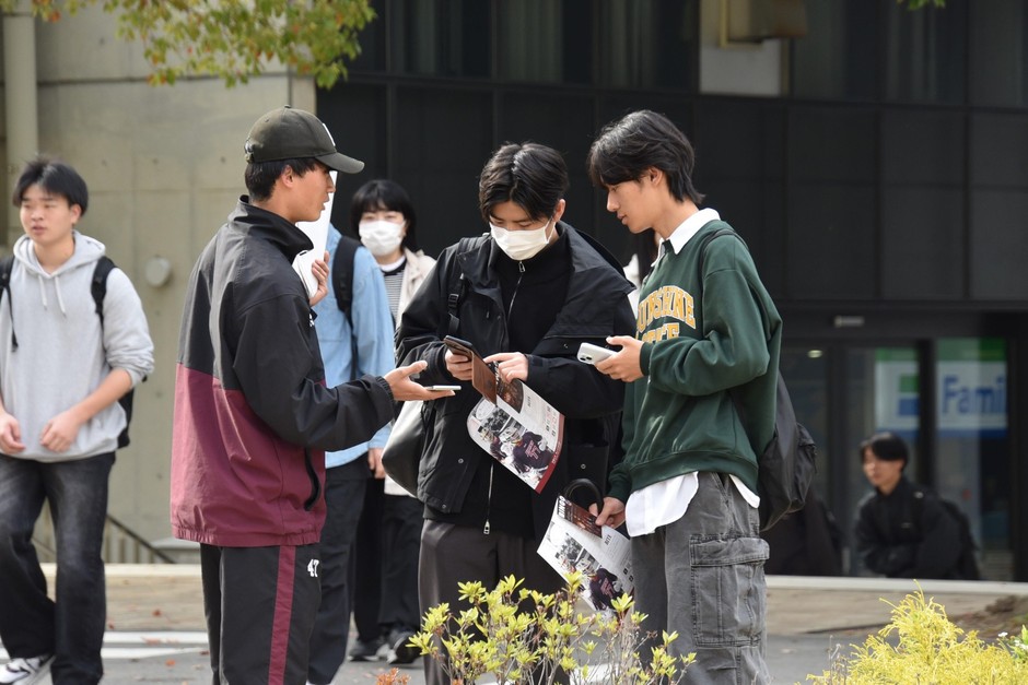 立ち止まって話を聞く学生も