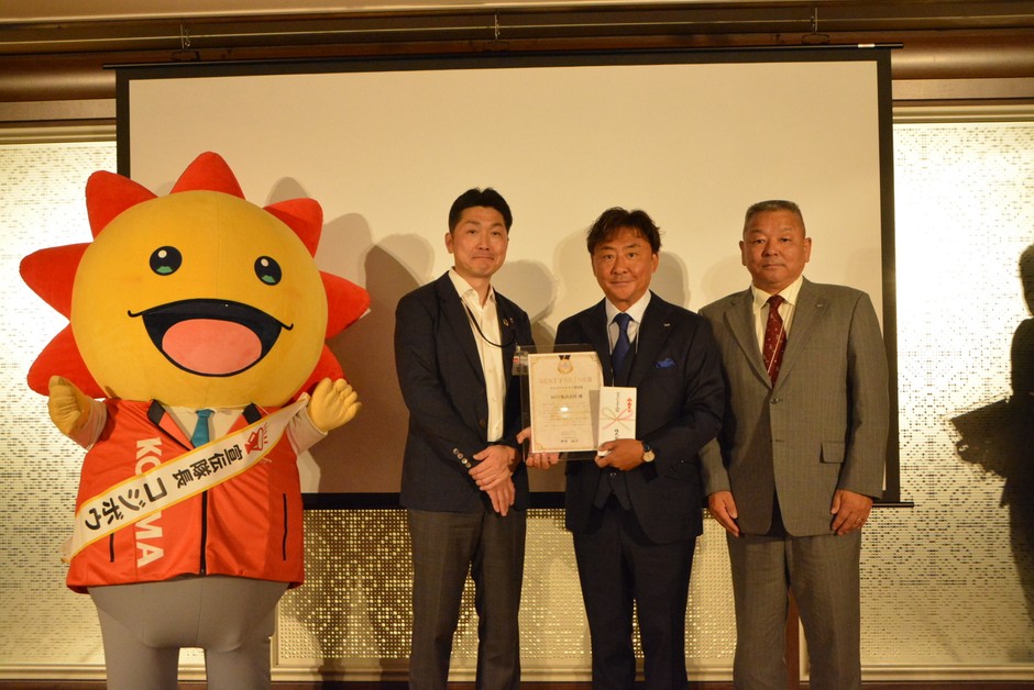 「ベストパートナー」認定後の記念撮影(左から、株式会社コジマ 代表取締役 中澤氏、ROY株式会社 代表取締役 大石、ゼネラルマネージャー 中村)