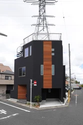14坪の狭小・変形地で「ガレージ・中庭・屋上」をすべて実現！子育て世帯が暮らす3階建て注文住宅が東京都葛飾区に完成。