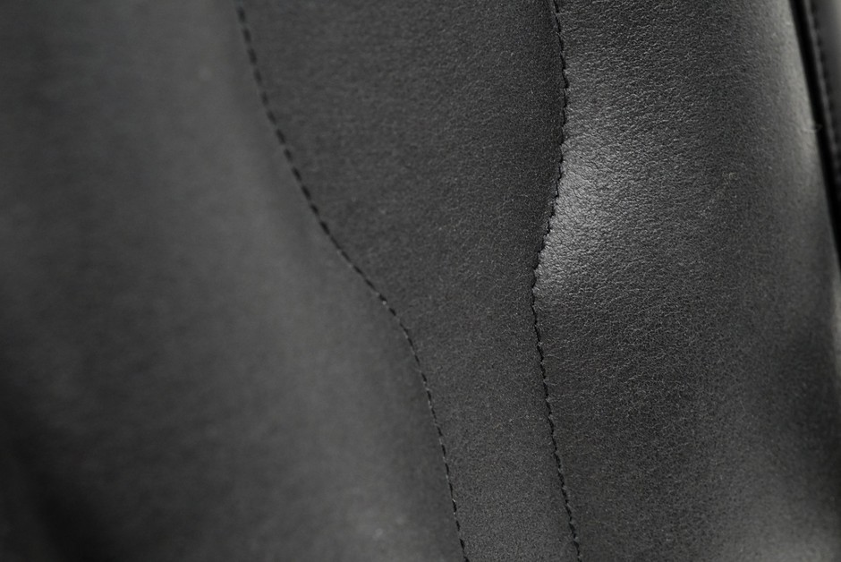 「Ultrasuede®nu」の背当て