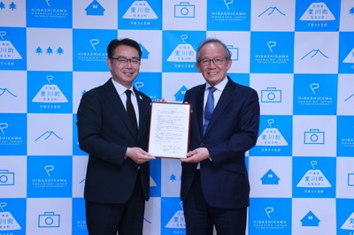 菊地 伸 東川町長(左)、石渡電気株式会社 代表取締役会長 石渡 秀一 様(右)