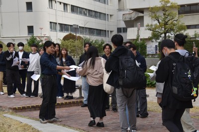 ずらりと並んでビラを配布