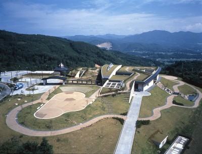 阿武隈山脈の絶景が見渡せる「草野心平記念文学館」