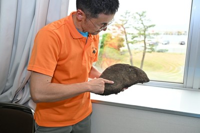 展示品や企画内容などについて説明する同館主任・学芸員の佐藤真樹さん