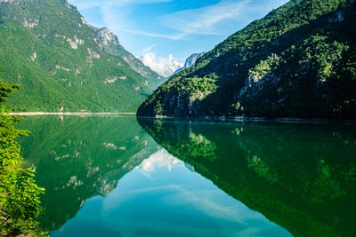 ドロミティ渓谷の湖の風景