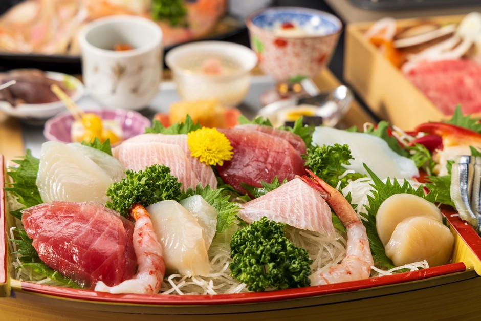 新鮮なお刺身を盛り込んだ舟盛りは テーブルを一層、華やかにします