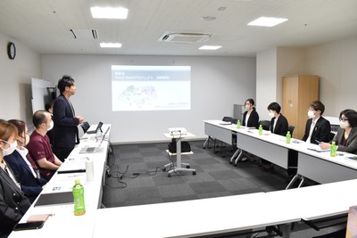 コミナスの取り組みを説明する様子。退院後の生活支援の考え方や具体的な関わりについて、事例を交えながら共有。医療と生活をつなぐ新たな役割に関心が集まった。