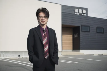 私がクリニックの前に「バス停」を作った理由。
医療という枠を超え、次世代を担う若者たちを全力で守れる場所でありたい
