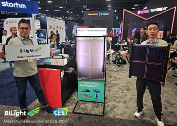 曲がる太陽電池の世界初「3製品」、CES 2026で同時公開 光翼イノベーションズ、太陽光カーテン／無電池電子名札／巻き取り式ソーラーパネルを披露