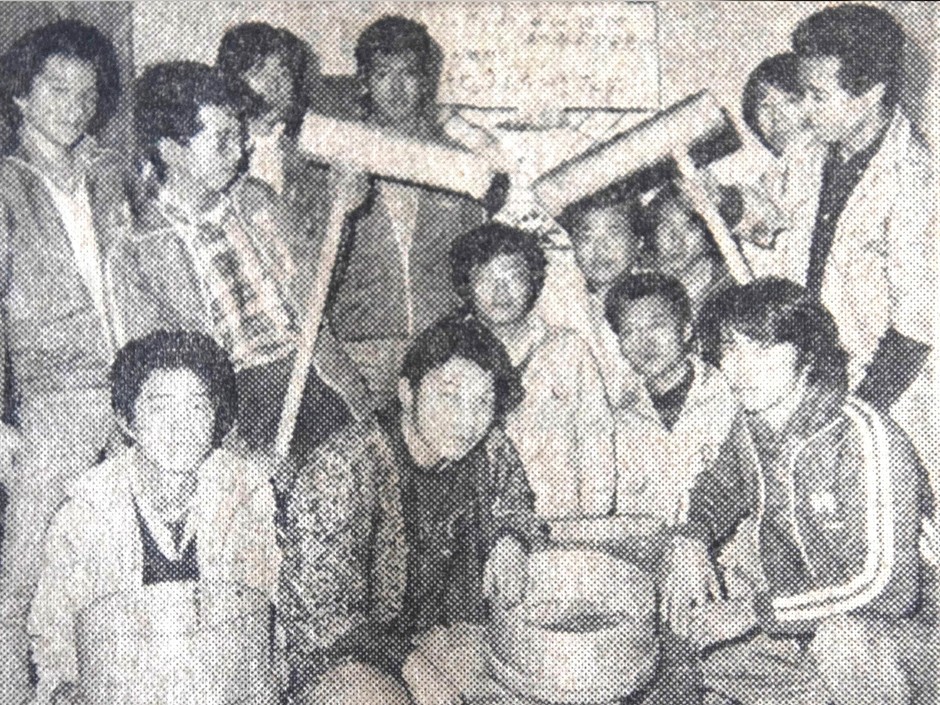 餅つき大会を準備する寮生たち（1978年12月）