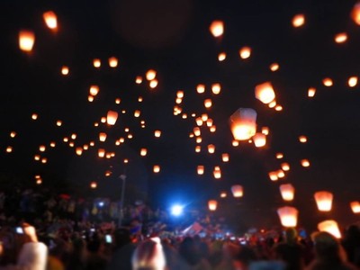 ▲春の夜空にランタンを飛ばそう!(写真はイメージ)