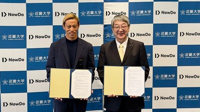 Now Do株式会社 代表取締役 本田 圭佑(左)、近畿大学 学長 細井 美彦(右)