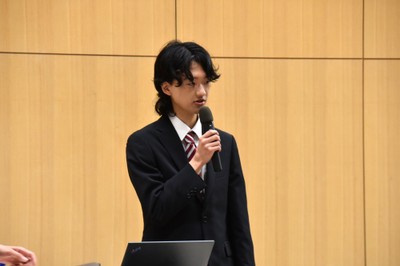 あいさつする神田部長