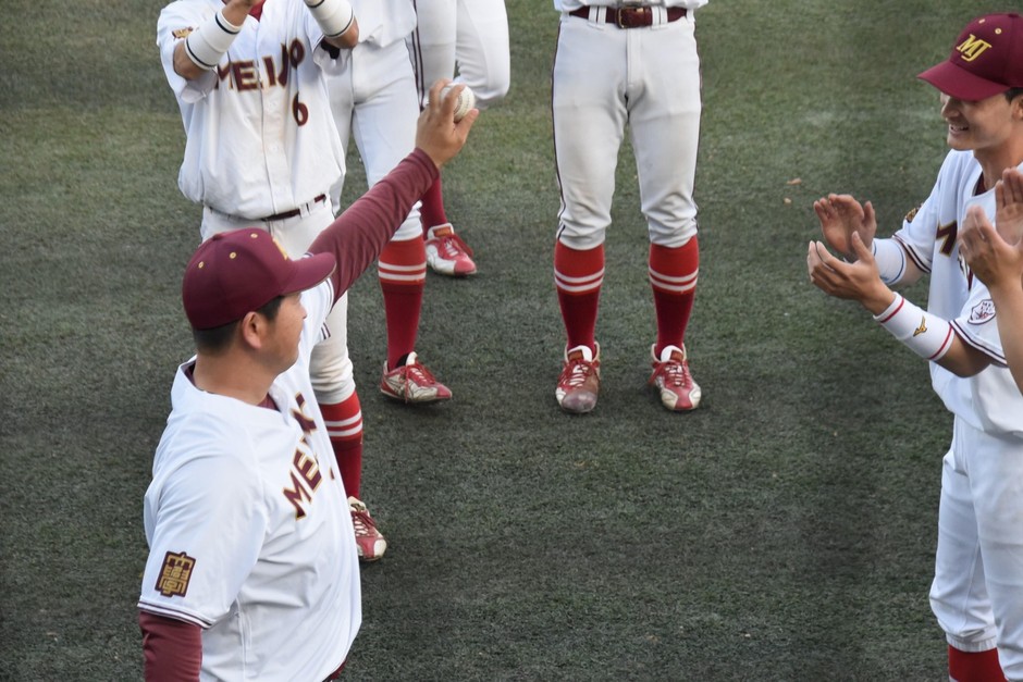 ウイニングボールを手にし、選手から拍手を送られる山内監督