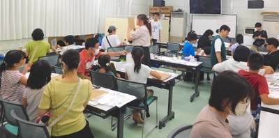 令和5年(2023年)に開催した「植物標本づくり」の様子
