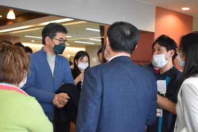 地域包括ケア病棟にて、看護部長より病棟運営および退院支援体制について説明を受ける視察団