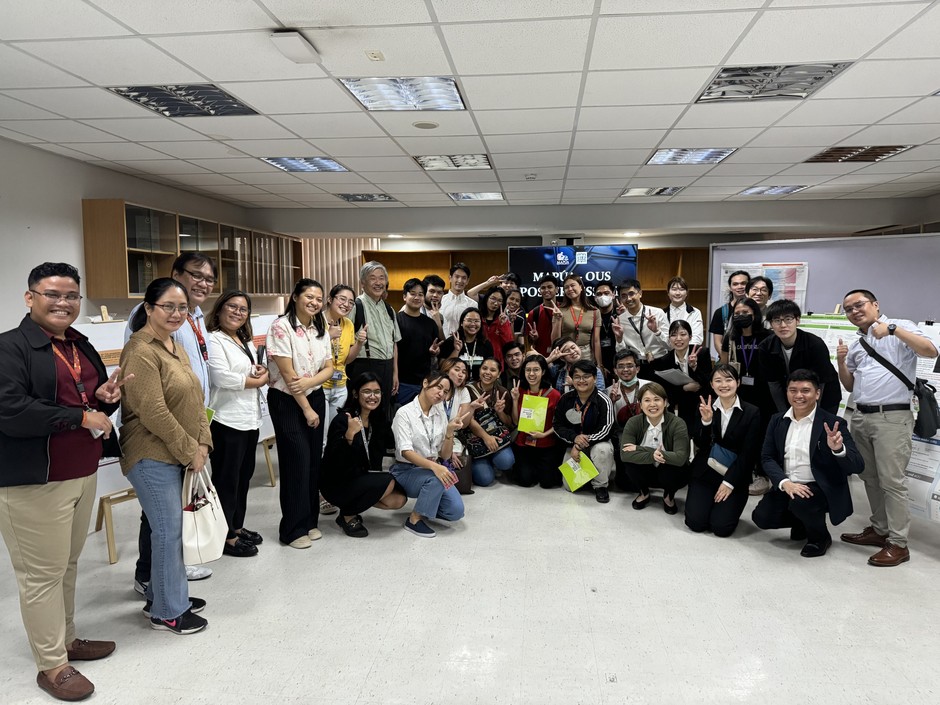 ポスターセッション終了後、集合写真に納まる両大学の参加者