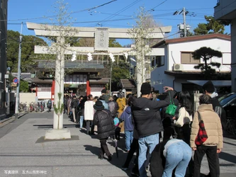 2026年1月1日～4日、全国的にも希少な“神馬の息づく神社” 五方山熊野神社(葛飾区立石)で 絶品グルメ屋台の会が協働し、 12年に一度の午年の特別初詣企画を実施