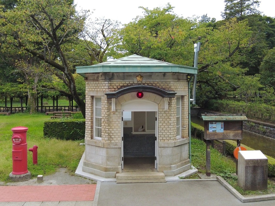 「万世橋交番」正面(南側)